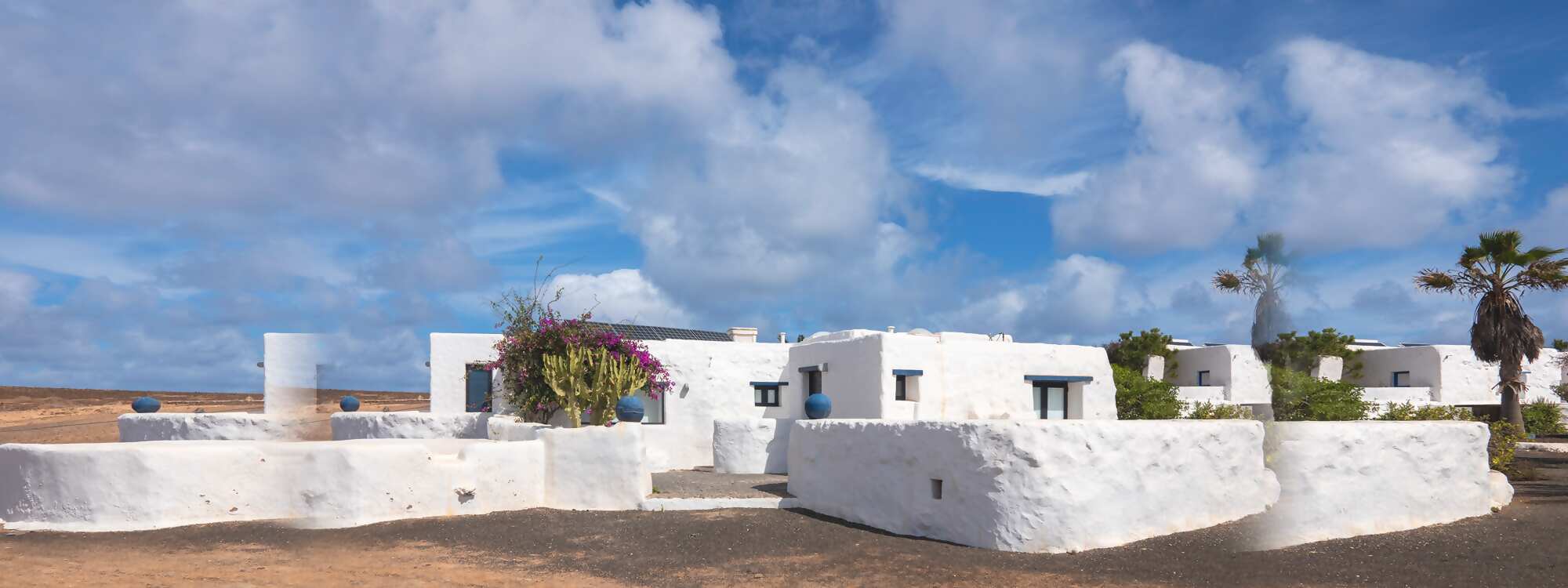 Typisches weißes Haus auf der Insel La Graciosa mit Wüstenvegetation