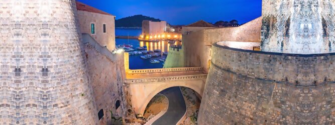 Trip La Graciosa Stadt Urlaub - Dubrovnik - Einen Wahnsinns Panoramablick hat man von Dubrovniks Hausberg Srd. Empor geht’s ganz easy und entspannt, minutenschnell mit der Luftseilbahn. Für begeisterte GOT-Fans empfiehlt sich die speziell geführte Game-of-Thrones-Tour zu den bekanntesten Drehorten und Schauplätzen der erfolgreichen Kultserie, der Eiserne Thron ist auf der kleinen idyllischen Insel Lokrum zu bestaunen. Die beliebtesten Orte für Dubrovnik Ferien, locken mit besten Angebote für Hotels und Ferienunterkünfte mit Werbeaktionen, Rabatten, Sonderangebote für Dubrovnik Urlaub buchen. Reisedaten eingeben und Hotel Flug Mietwagen Attraktionen Taxis für eine Dubrovnik Reise flexibel buchen. Sollten sich die Pläne ändern, sind viele der Unterkünfte und Zimmer in Dubrovnik kostenfrei stornierbar.