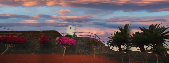 Trip La Graciosa Insel Urlaub - Lanzarote - Der Sonne entgegen, die übermächtige Sehnsucht nach Wärme und Licht stillen, wie die Zugvögel der kühlen Jahreszeit entfliehen und herrliche warme Sonnentage im Süden verbringen, so zieht es uns auf die Vulkaninsel Lanzarote vor der Westküste Marokkos. Meer & Strand & Wellness für Körper, Geist und Seele erleben in charmanten Urlaubs Ferienhäusern, vorzüglichen all inclusive Resorts oder edlen exklusiven Villen und Bungalow-Anlagen. Die beliebtesten Orte für Lanzarote Ferien, locken mit besten Angebote für Hotels und Ferienunterkünfte mit Werbeaktionen, Rabatten, Sonderangebote für Lanzarote Urlaub buchen. Reisedaten eingeben und Hotel Flug Mietwagen Attraktionen Taxis für eine Lanzarote Reise flexibel buchen. Sollten sich die Pläne ändern, sind viele der Unterkünfte und Zimmer auf Lanzarote kostenfrei stornierbar.